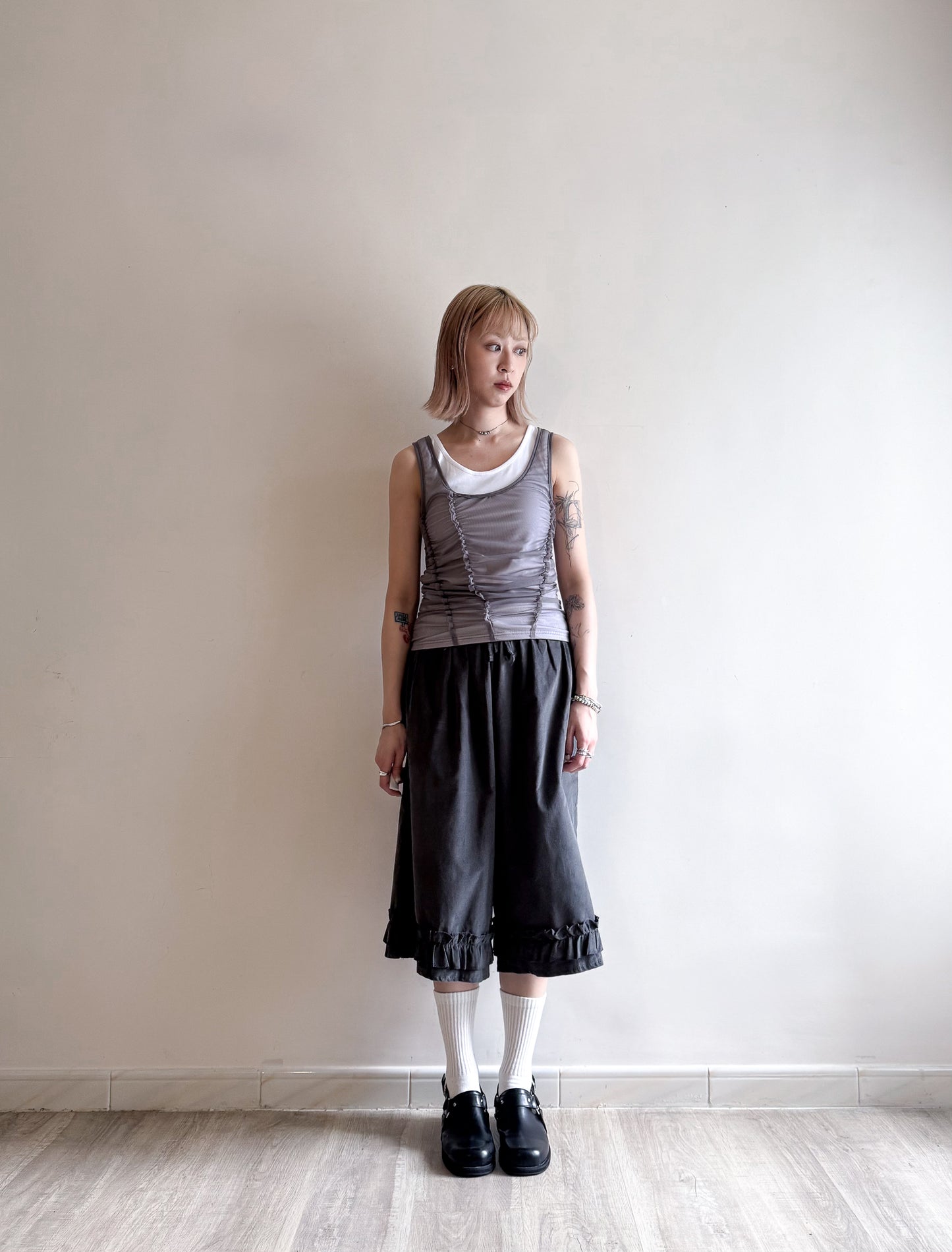ruffle shorts(charcoal/beige) (現貨)