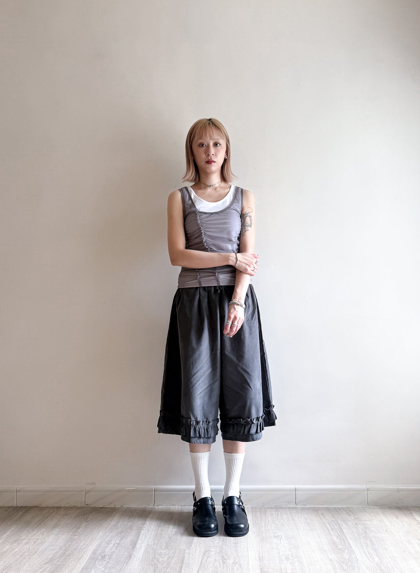ruffle shorts(charcoal/beige) (現貨)