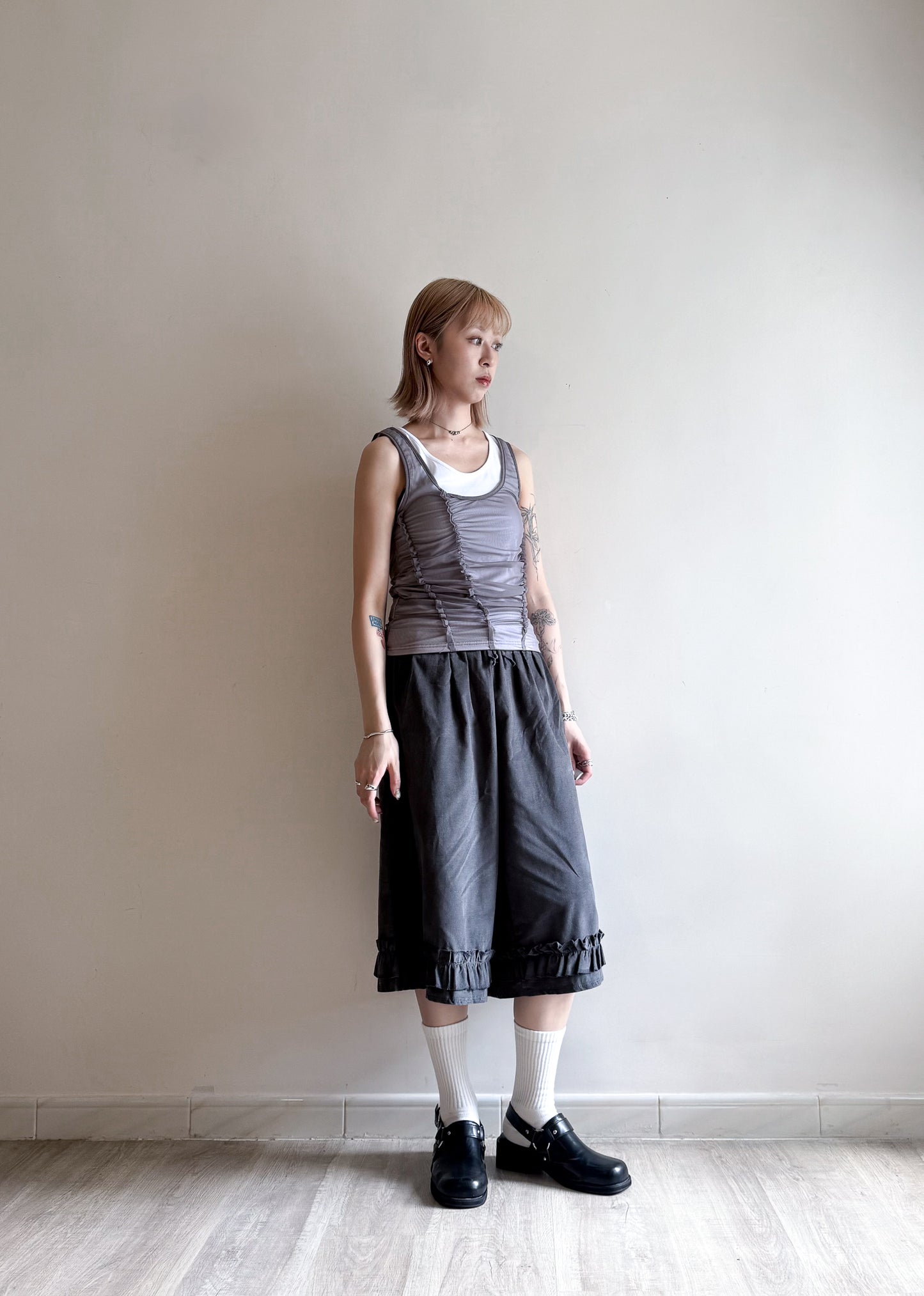 ruffle shorts(charcoal/beige) (現貨)