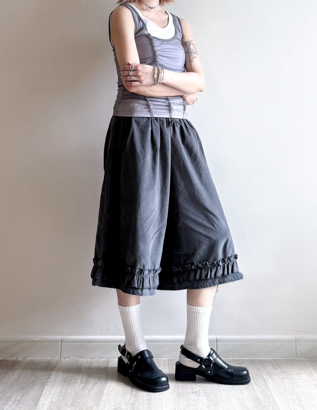 ruffle shorts(charcoal/beige) (現貨)
