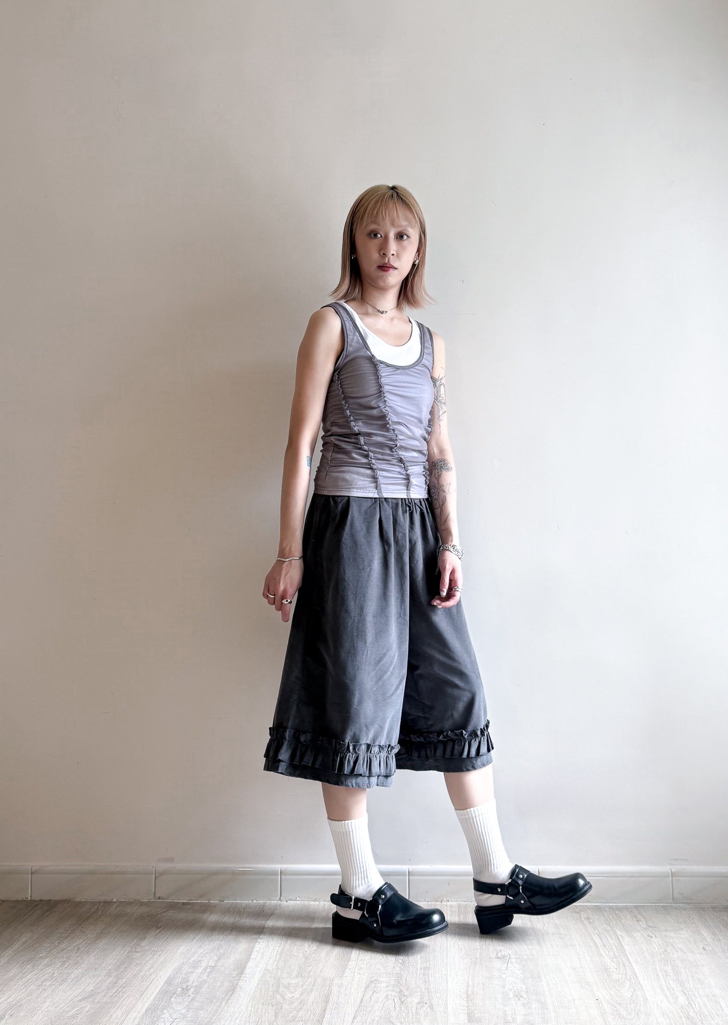 ruffle shorts(charcoal/beige) (現貨)