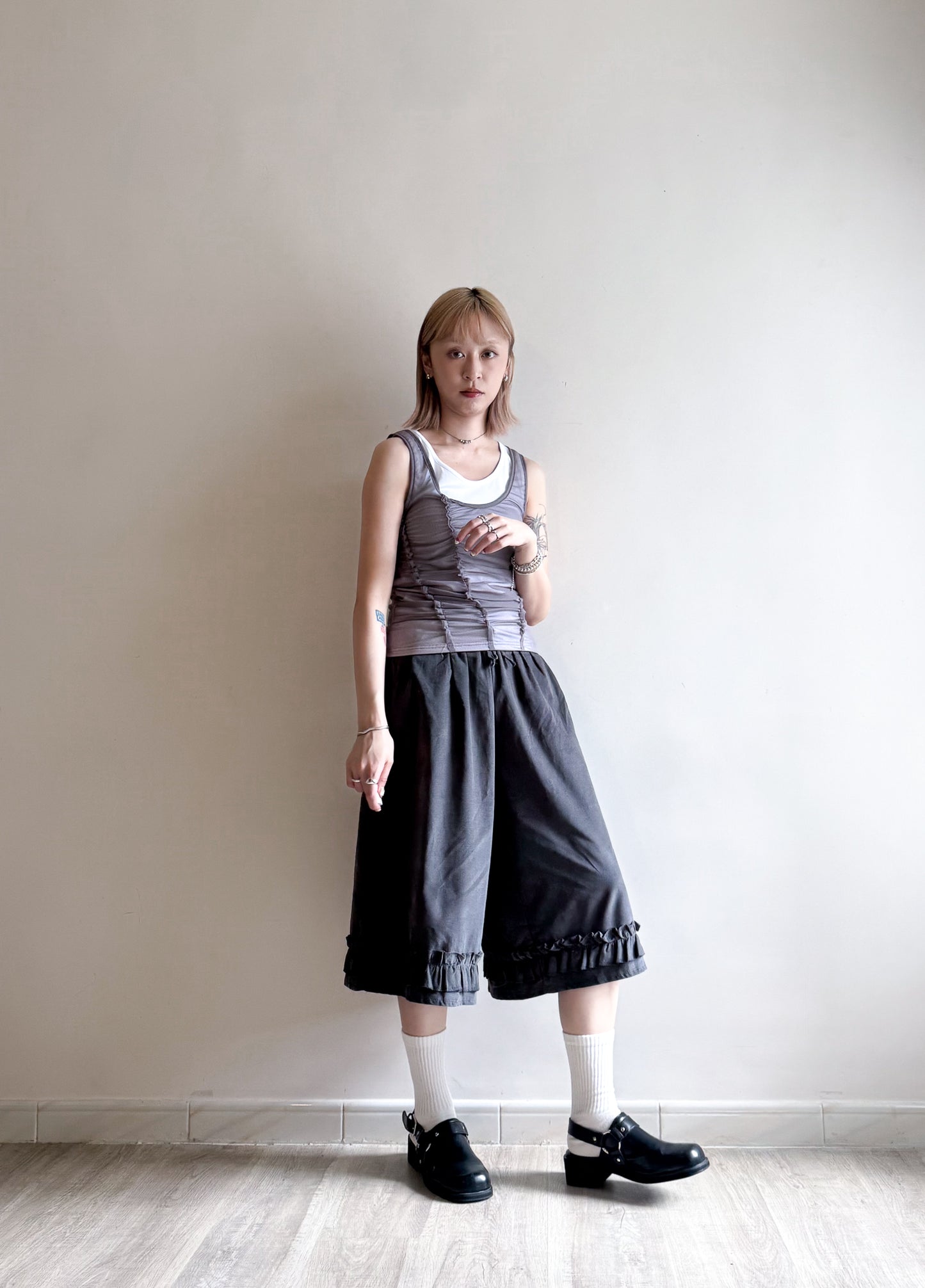 ruffle shorts(charcoal/beige) (現貨)