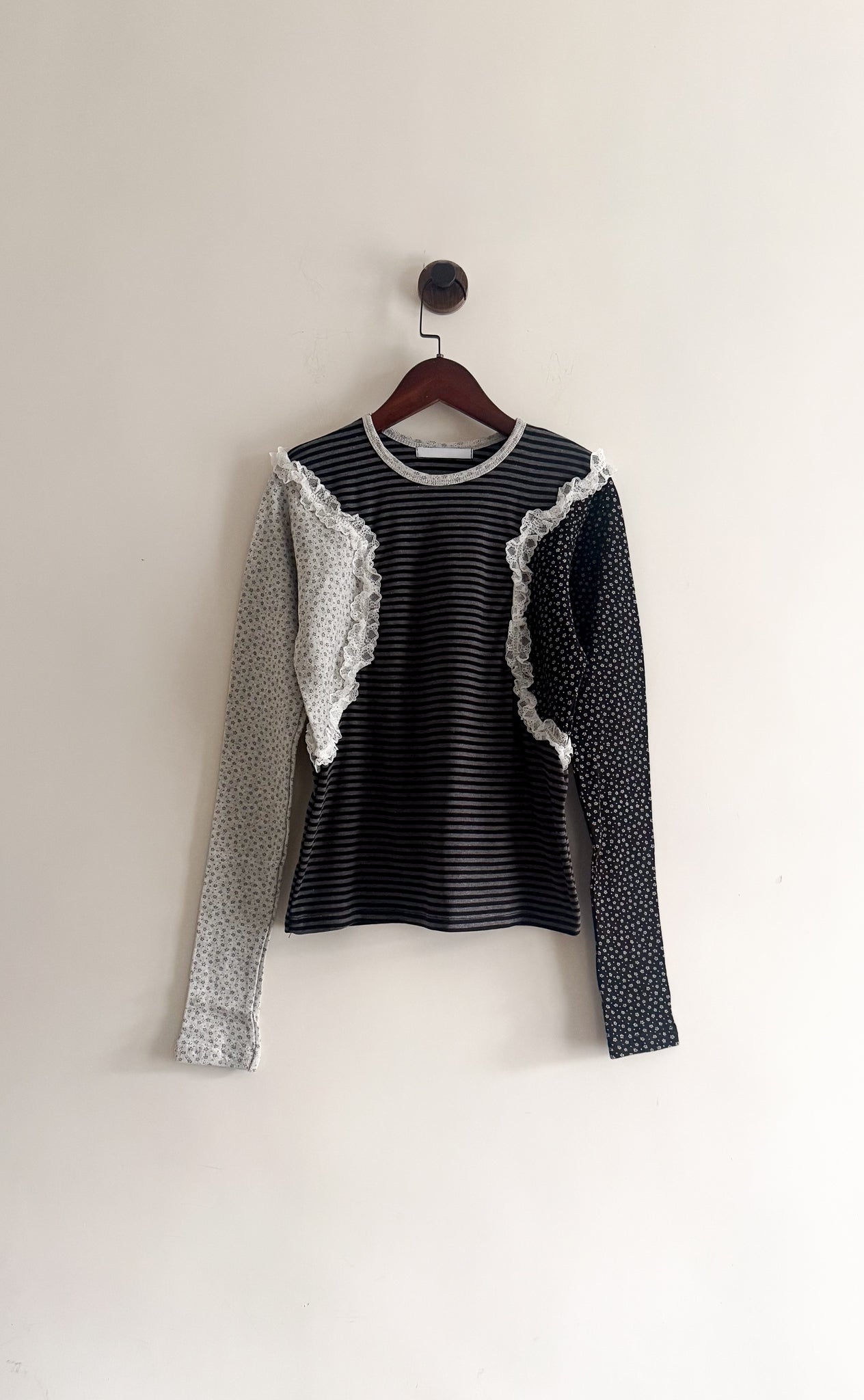 lace patch tee (PRE-ORDER)