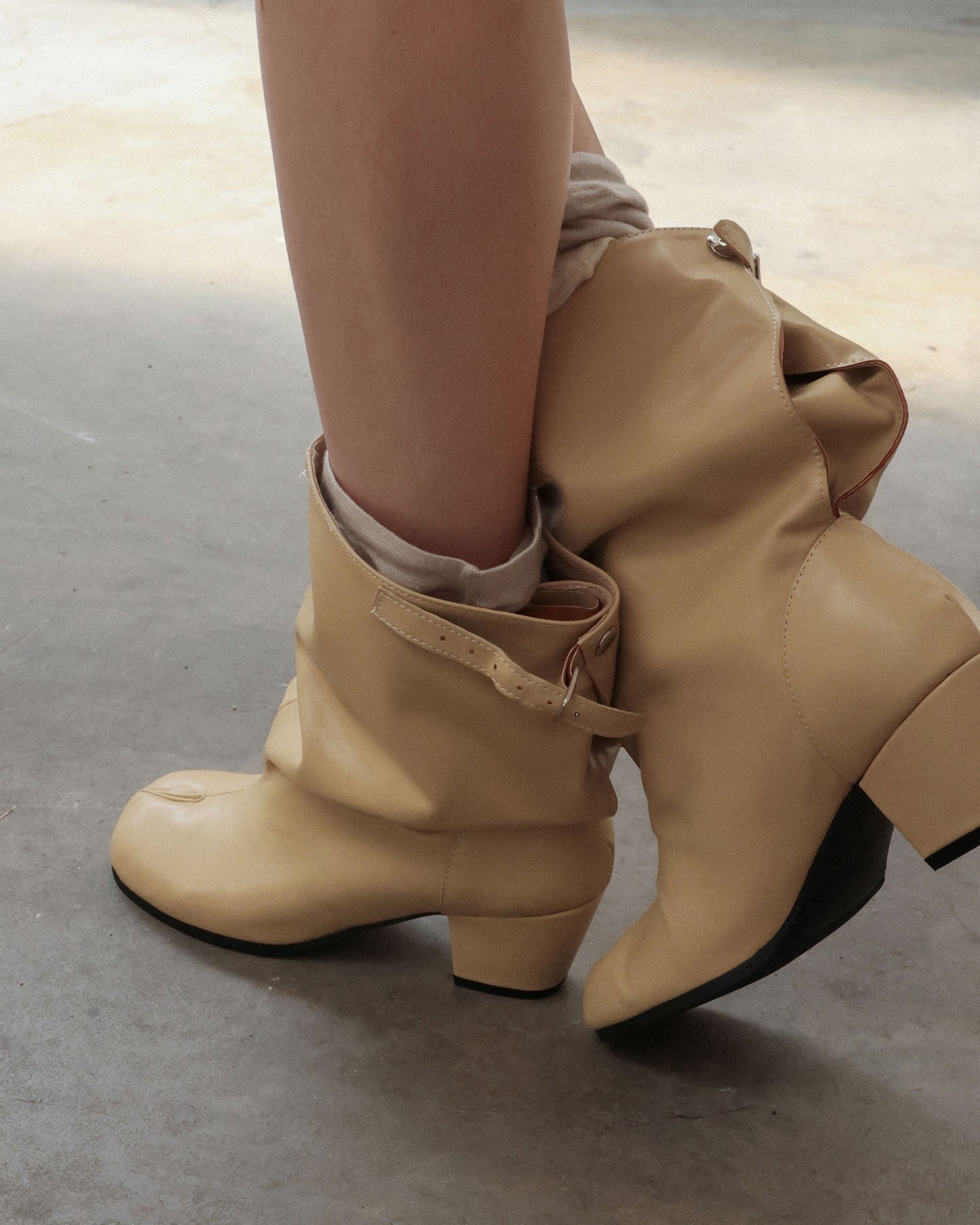 (韓國代購)PAES Wide Buckle Tabi Boots( Lemon Beige)(230-250)《官方26/9後出貨》