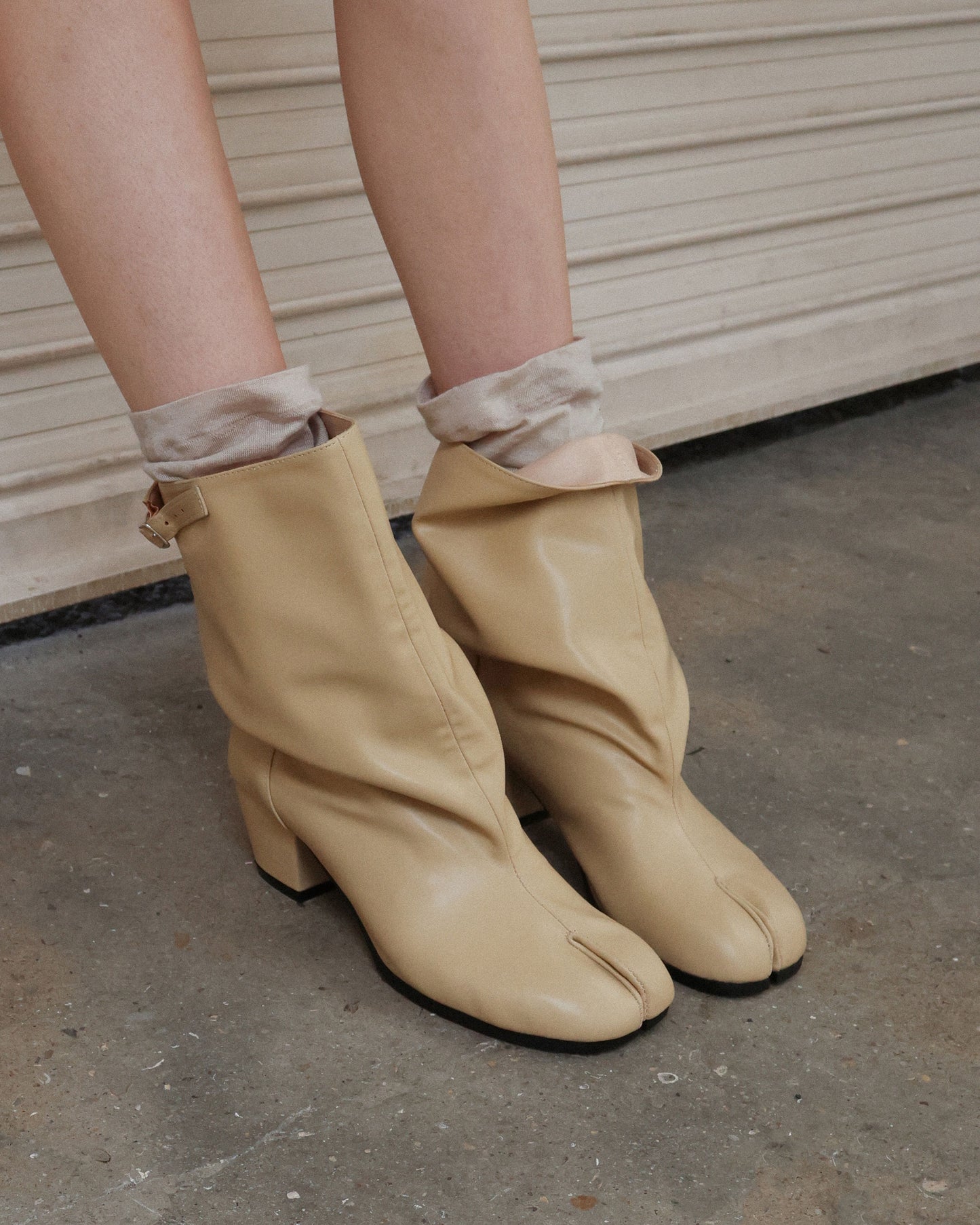 (韓國代購)PAES Wide Buckle Tabi Boots( Lemon Beige)(230-250)《官方26/9後出貨》