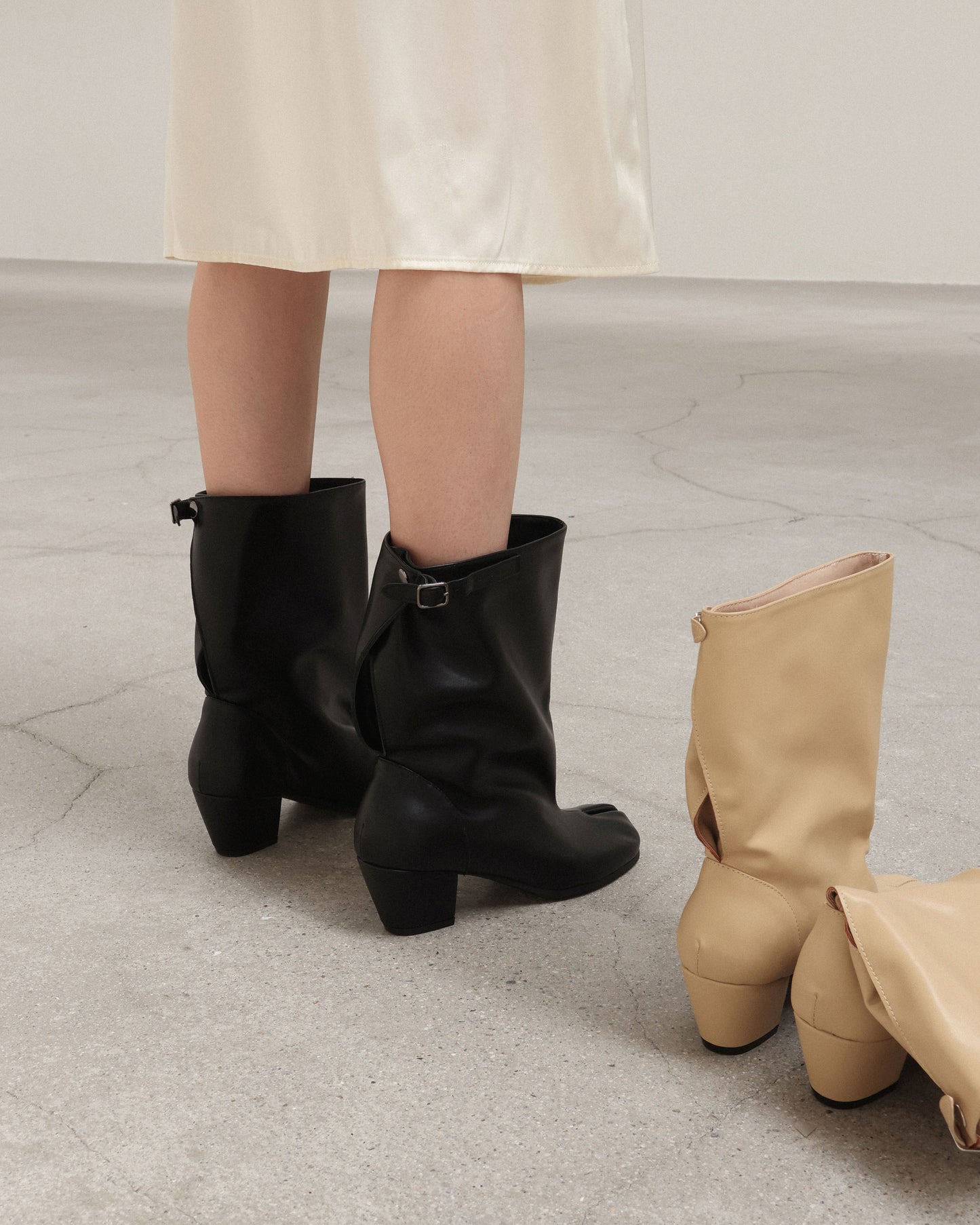(韓國代購)PAES Wide Buckle Tabi Boots( Black)(230-250)《官方26/9後出貨》