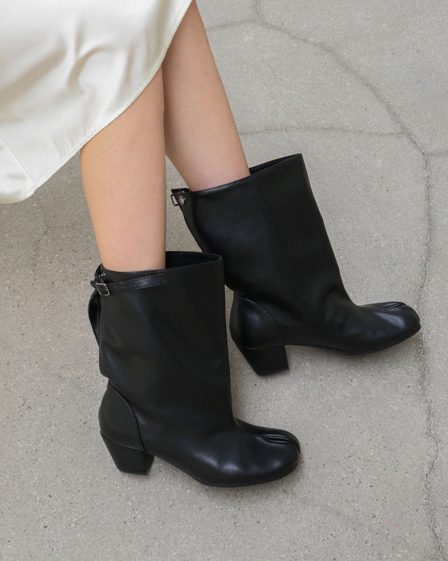 (韓國代購)PAES Wide Buckle Tabi Boots( Black)(230-250)《官方26/9後出貨》