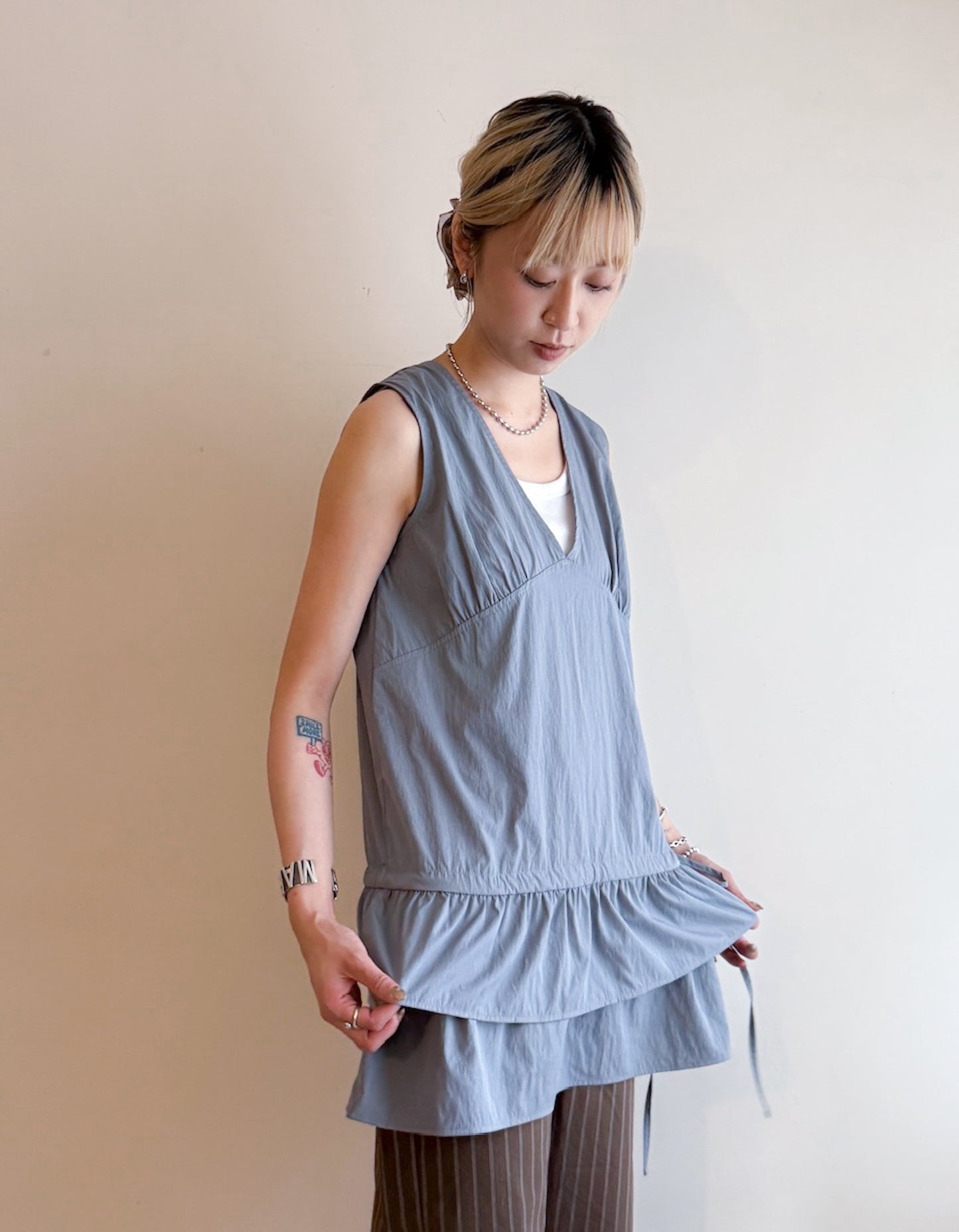 v neck ruffle vest(blue/charcoal) 現貨
