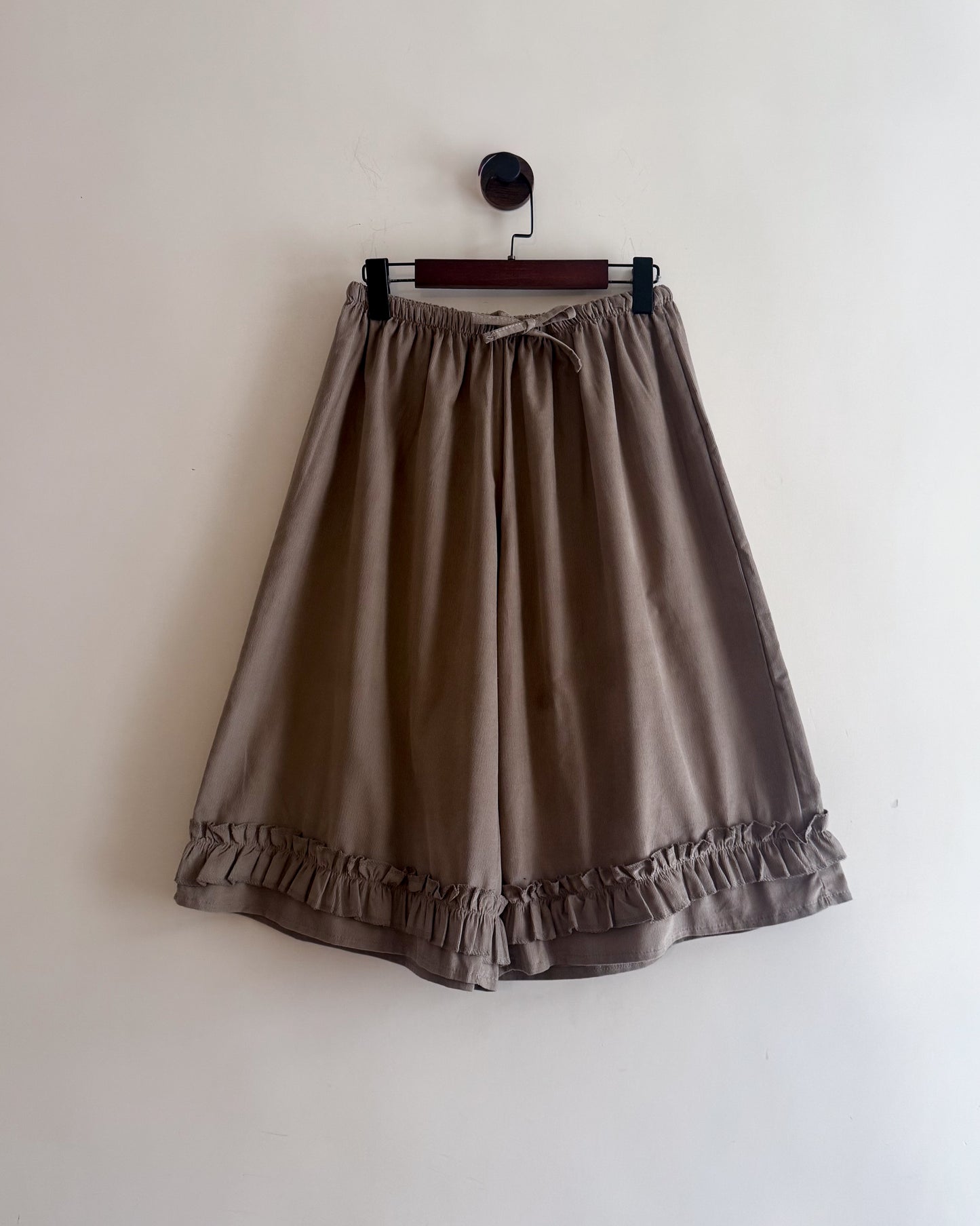 ruffle shorts(charcoal/beige) (現貨)