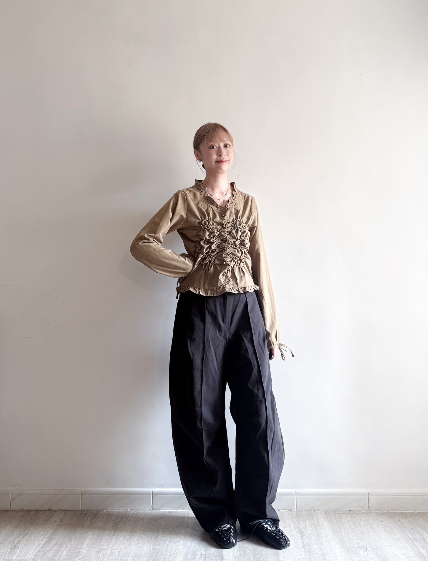 twisted blouse (beige/charcoal)