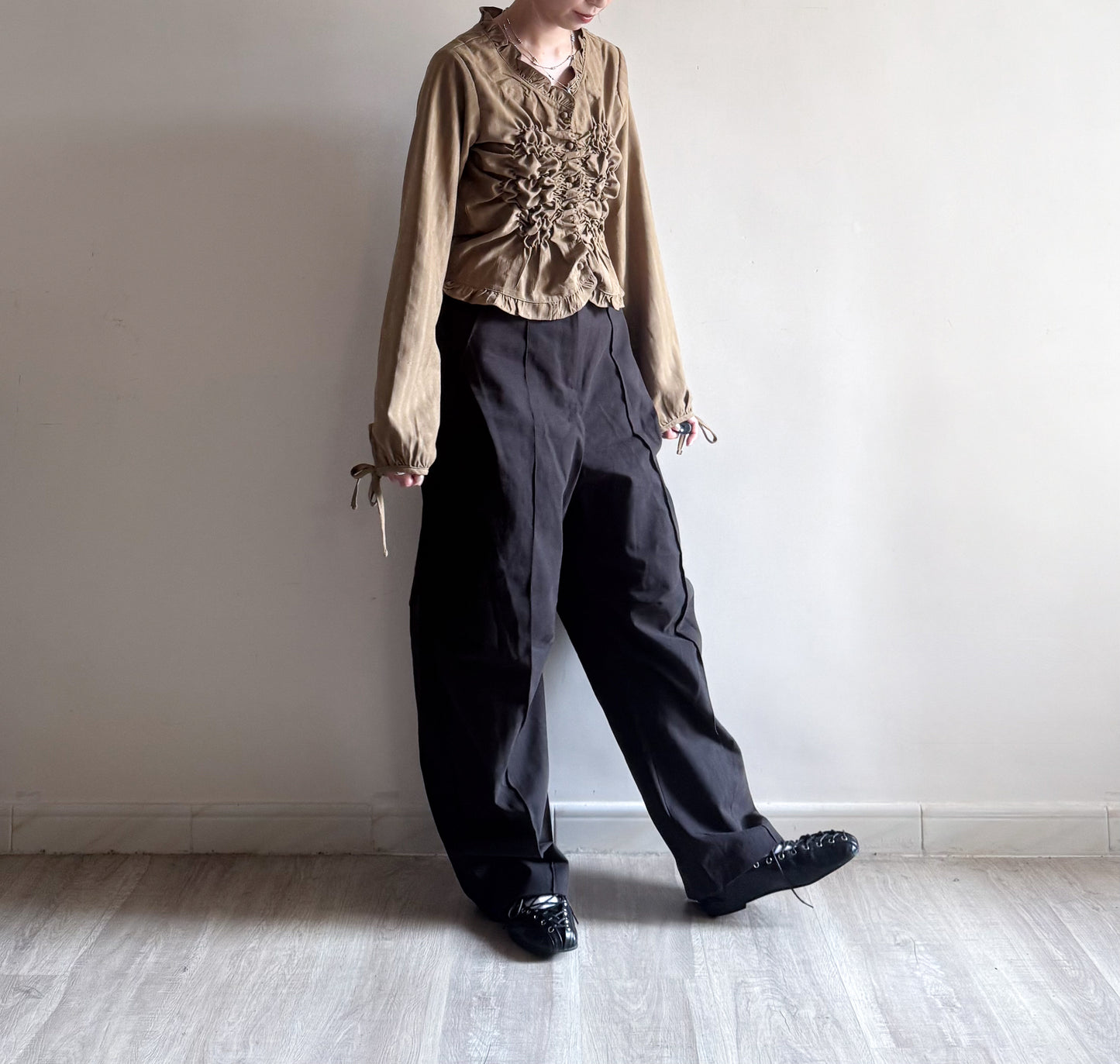 twisted blouse (beige/charcoal)