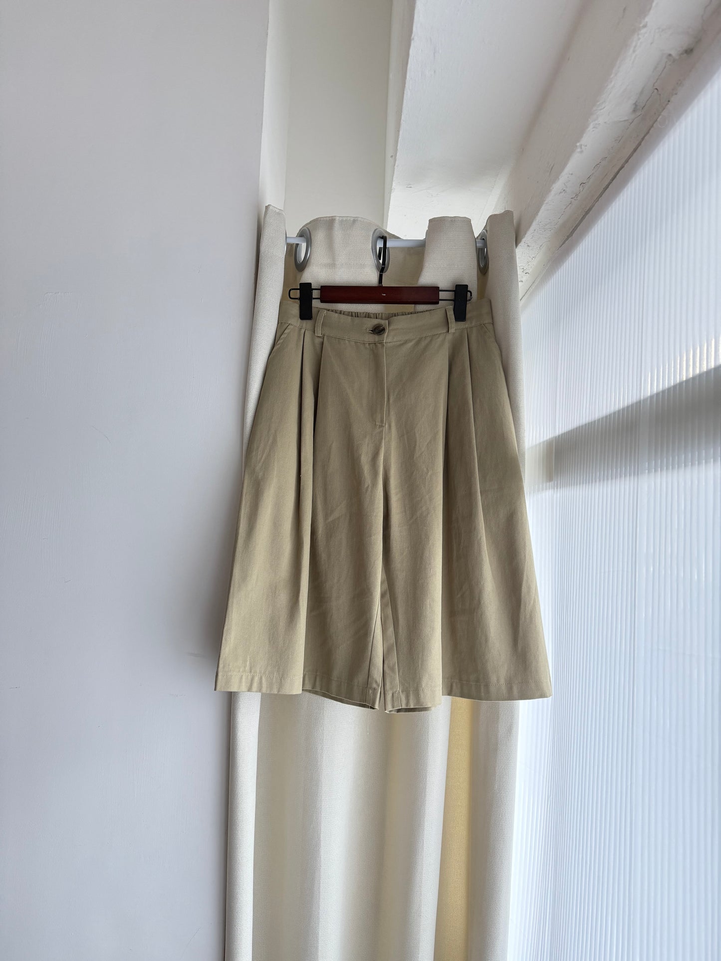 young boy shorts(beige/black)