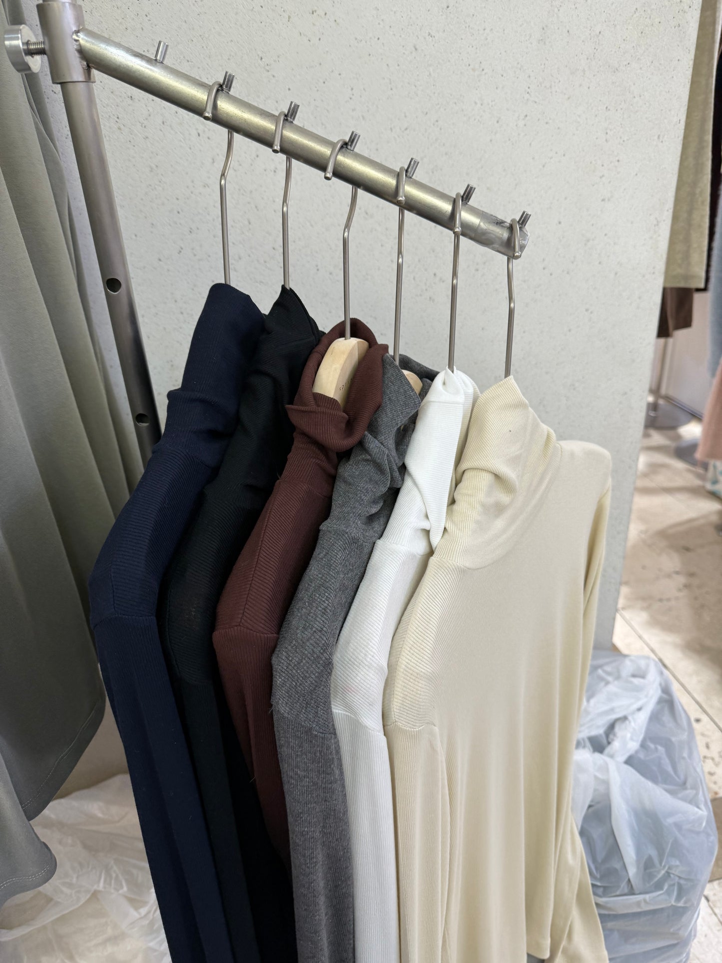 essential turtle neck top（cream/brown/black）現貨*