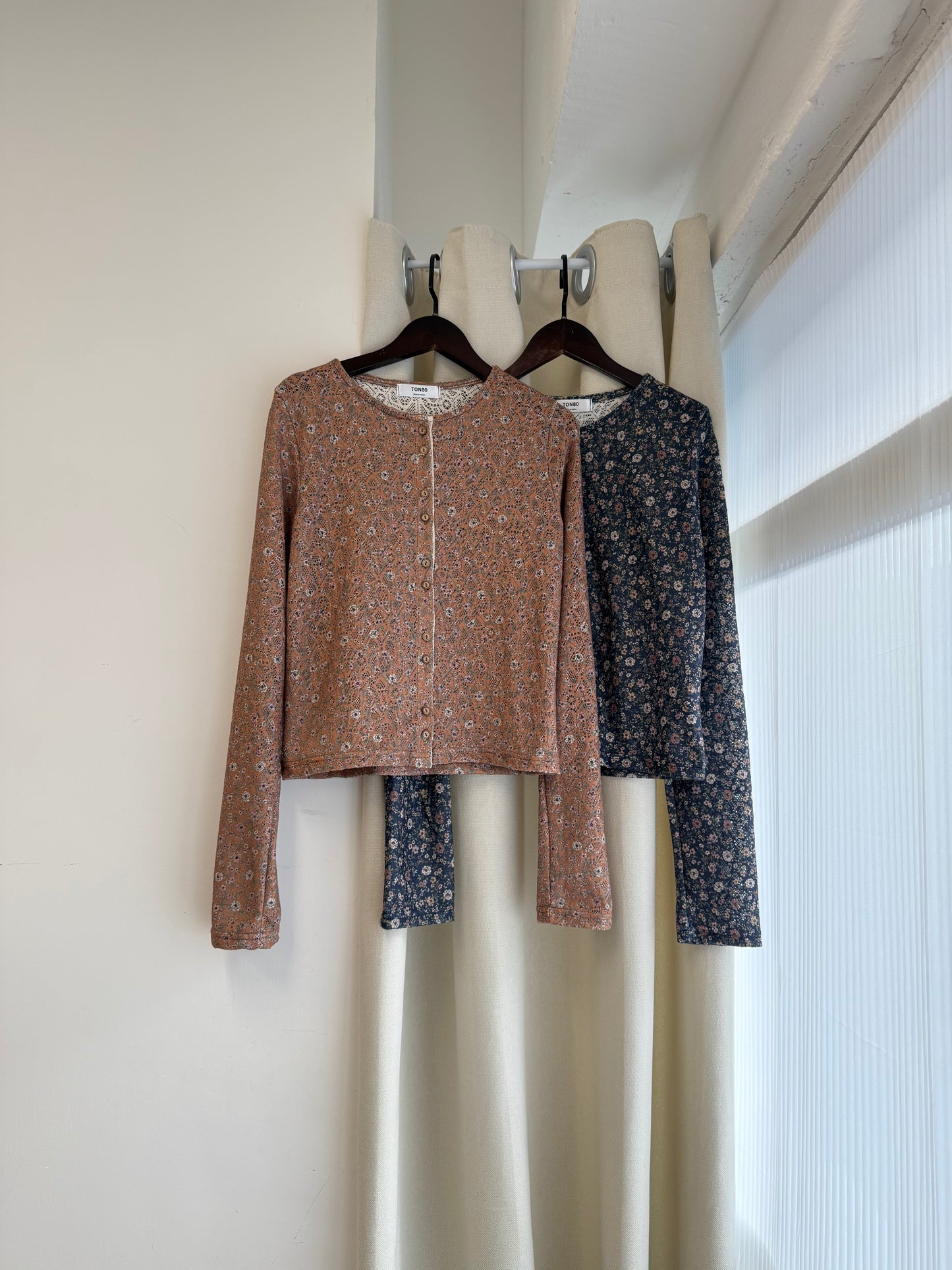 floral top (brown）