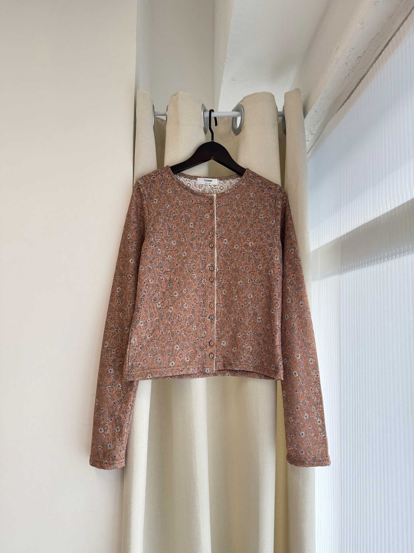 floral top (brown）