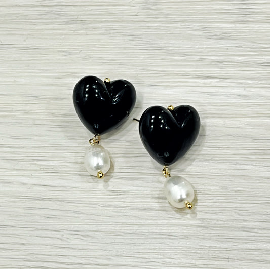 (SALE)-BLACK HEART WITH PEARL EARRINGS