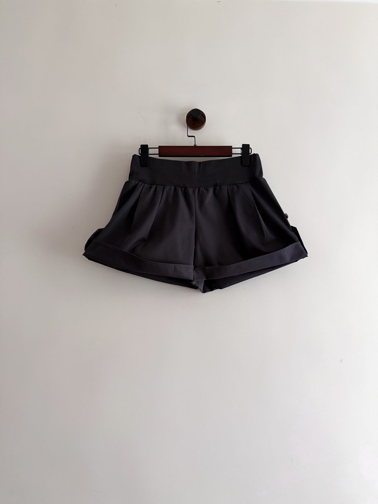 pleated cuffed shorts(khaki/charcoal) 少量現貨