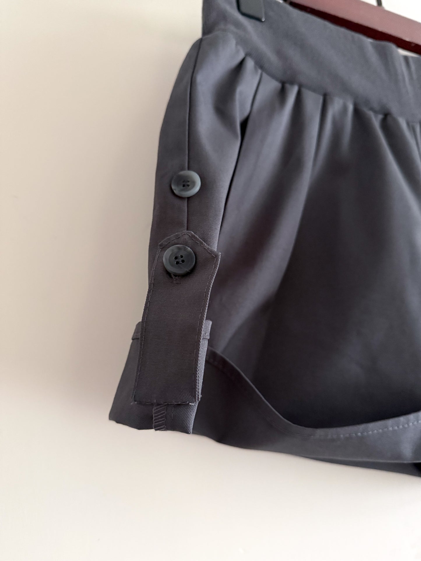 pleated cuffed shorts(khaki/charcoal) 少量現貨
