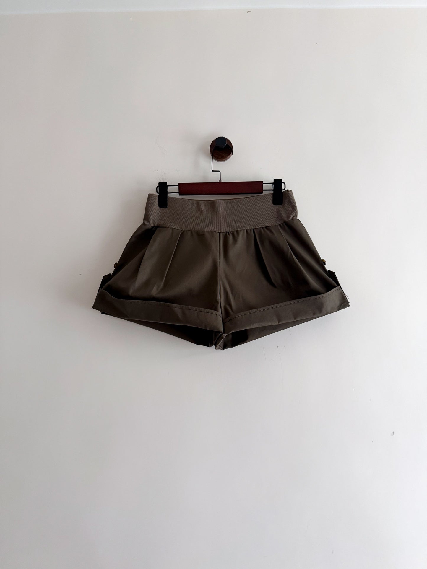pleated cuffed shorts(khaki/charcoal) 少量現貨