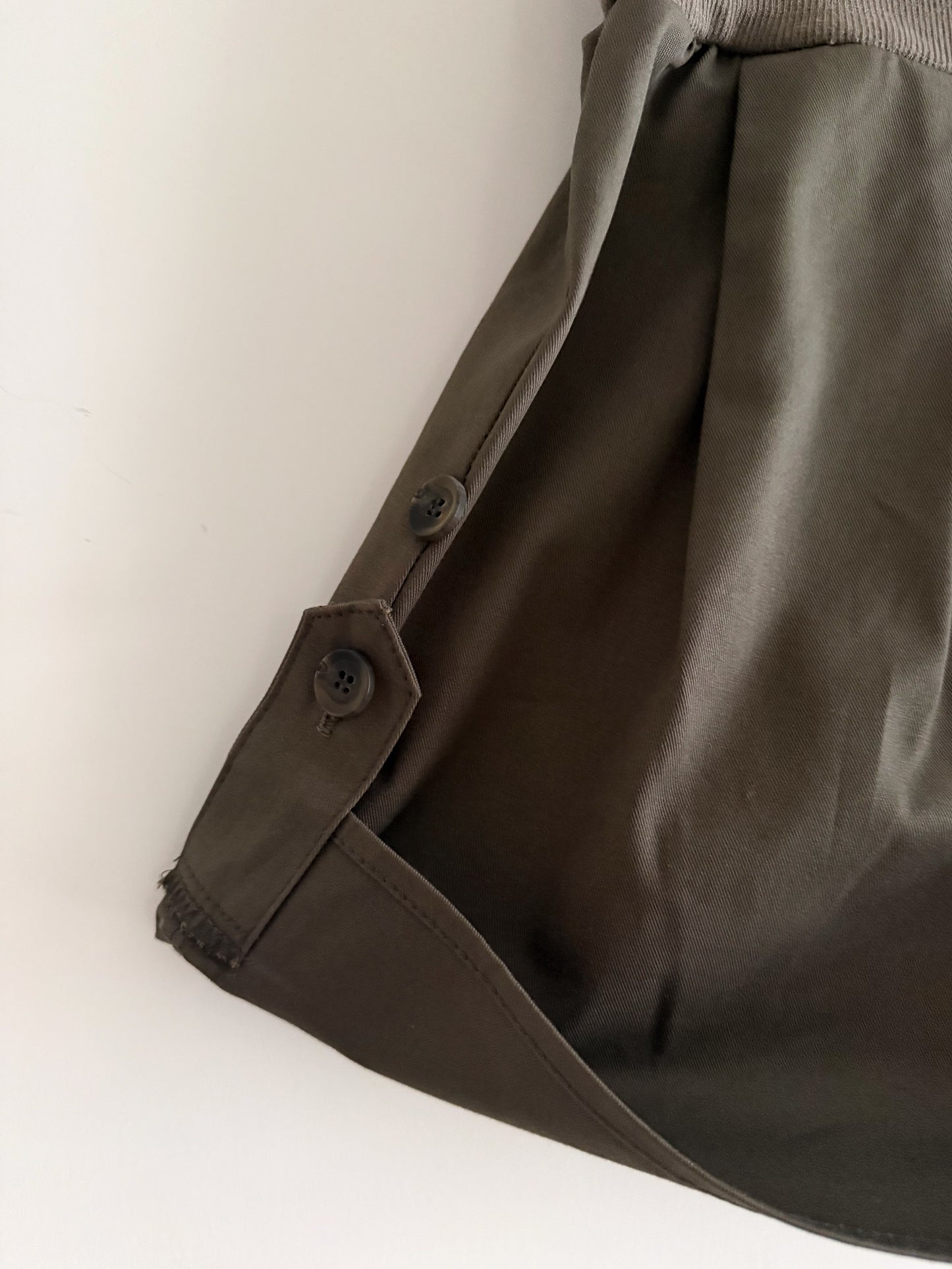 pleated cuffed shorts(khaki/charcoal) 少量現貨